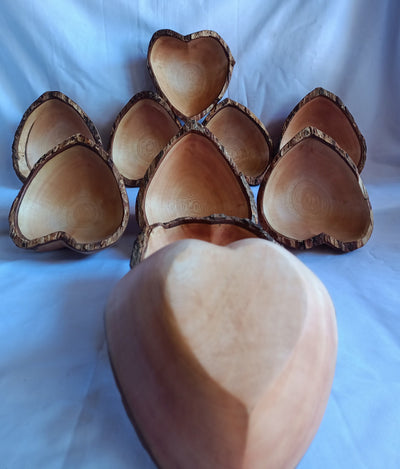 Wholesale Handmade wooden Heart shaped Dough Bowls set of 4.Rustic Valentine's Candle Bowls Bark edge Heart Display Valentine Gifts Candles