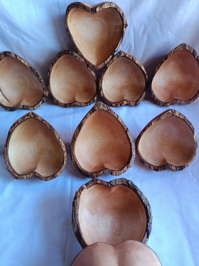 Wholesale Handmade wooden Heart shaped Dough Bowls set of 4.Rustic Valentine's Candle Bowls Bark edge Heart Display Valentine Gifts Candles