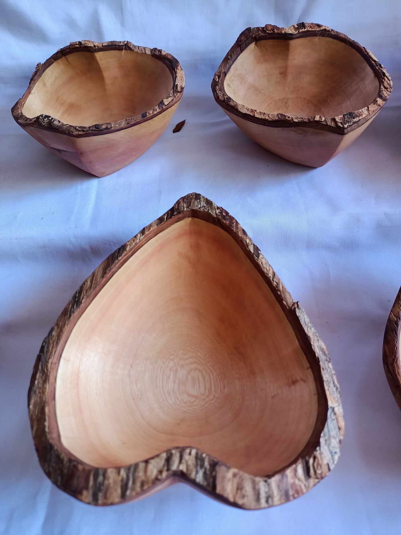 Wholesale Handmade wooden Heart shaped Dough Bowls set of 4.Rustic Valentine's Candle Bowls Bark edge Heart Display Valentine Gifts Candles