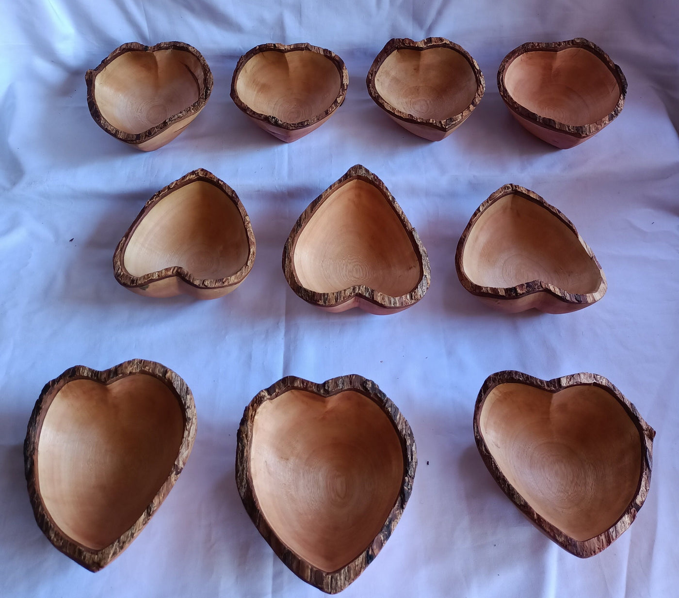 Wholesale Handmade wooden Heart shaped Dough Bowls set of 4.Rustic Valentine's Candle Bowls Bark edge Heart Display Valentine Gifts Candles