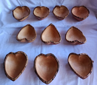 Wholesale Handmade wooden Heart shaped Dough Bowls set of 4.Rustic Valentine's Candle Bowls Bark edge Heart Display Valentine Gifts Candles