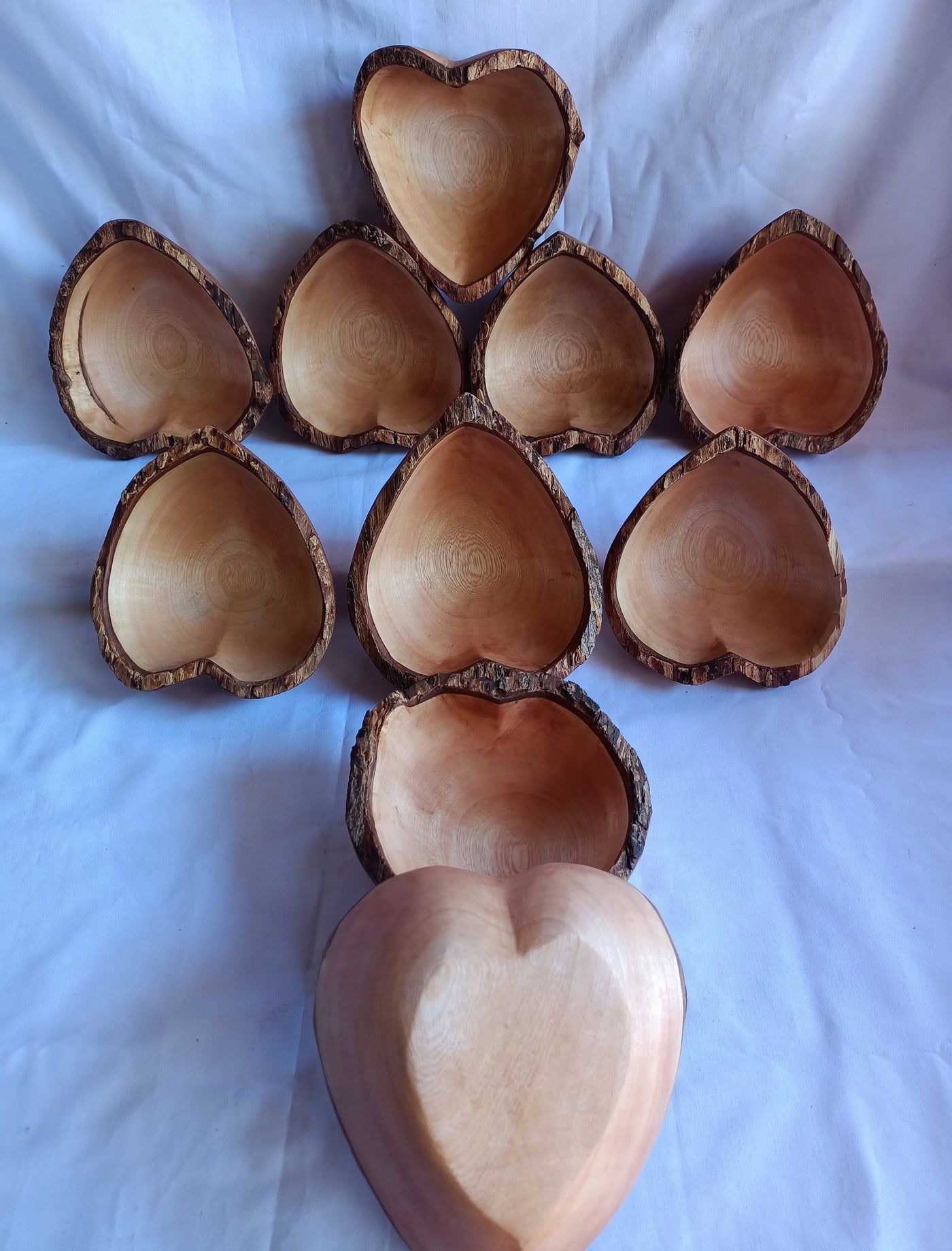 Wholesale Handmade wooden Heart shaped Dough Bowls set of 4.Rustic Valentine's Candle Bowls Bark edge Heart Display Valentine Gifts Candles